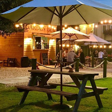Greyhound Country Inn Гонітон Екстер'єр фото