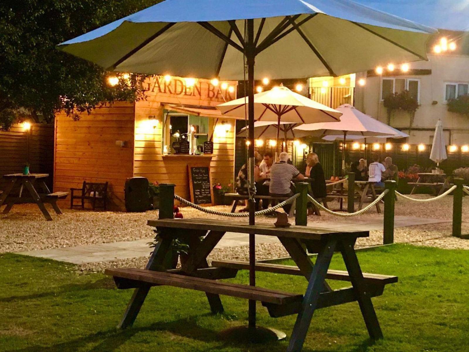 Greyhound Country Inn Гонітон Екстер'єр фото
