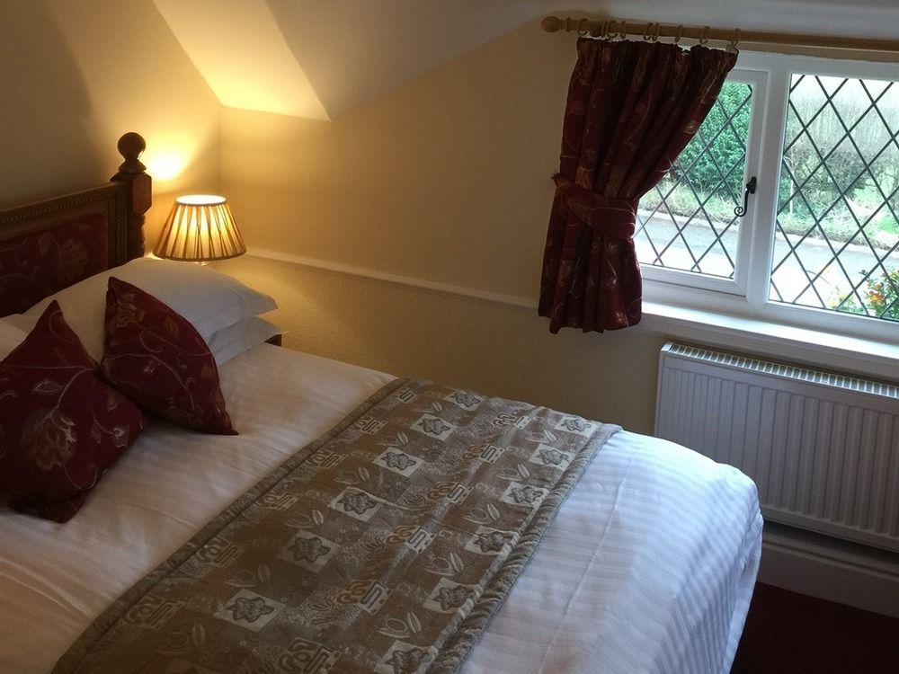 Greyhound Country Inn Гонітон Екстер'єр фото