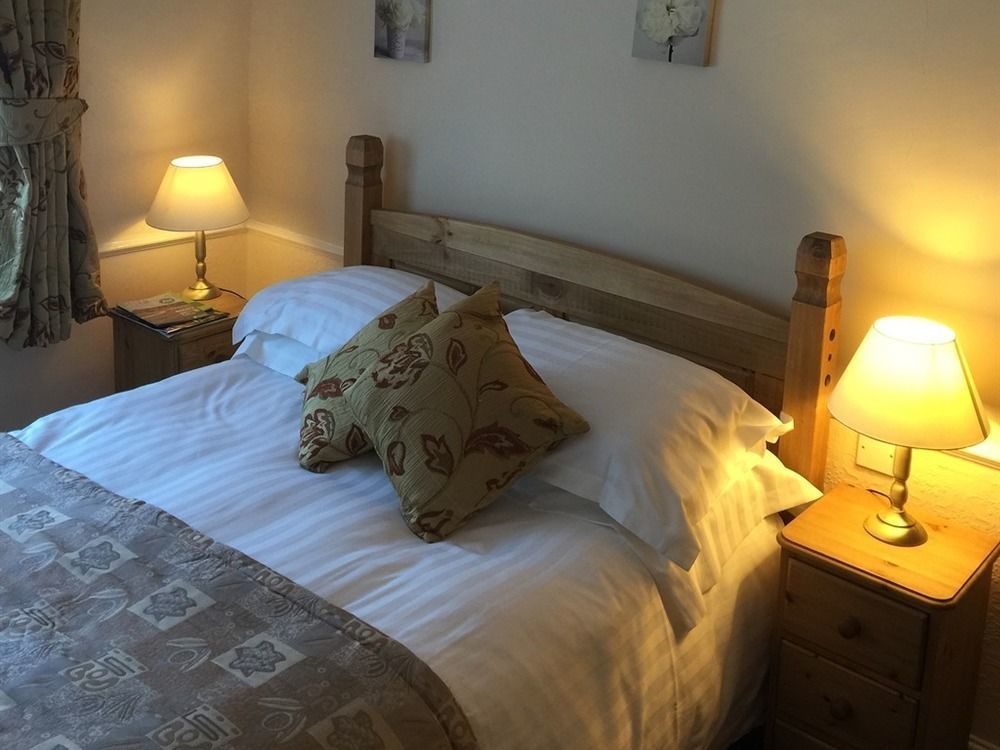 Greyhound Country Inn Гонітон Екстер'єр фото